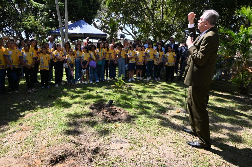 Foto do presidente do TJPB palestrando para estudantes de Pedras de Fogo